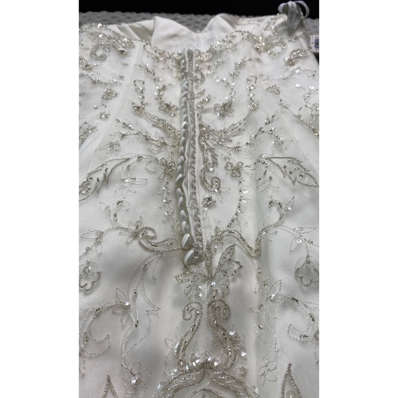 New WEDDING DRESS - Picture 4 of 16